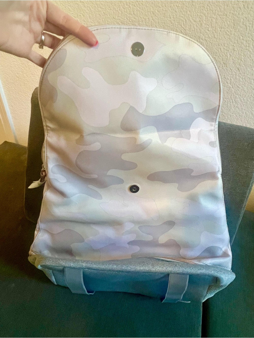 Stella & Dot Crush It Backpack Blush Camo NEW Carry On Diaper Bag Yoga Straps - Picture 9 of 13